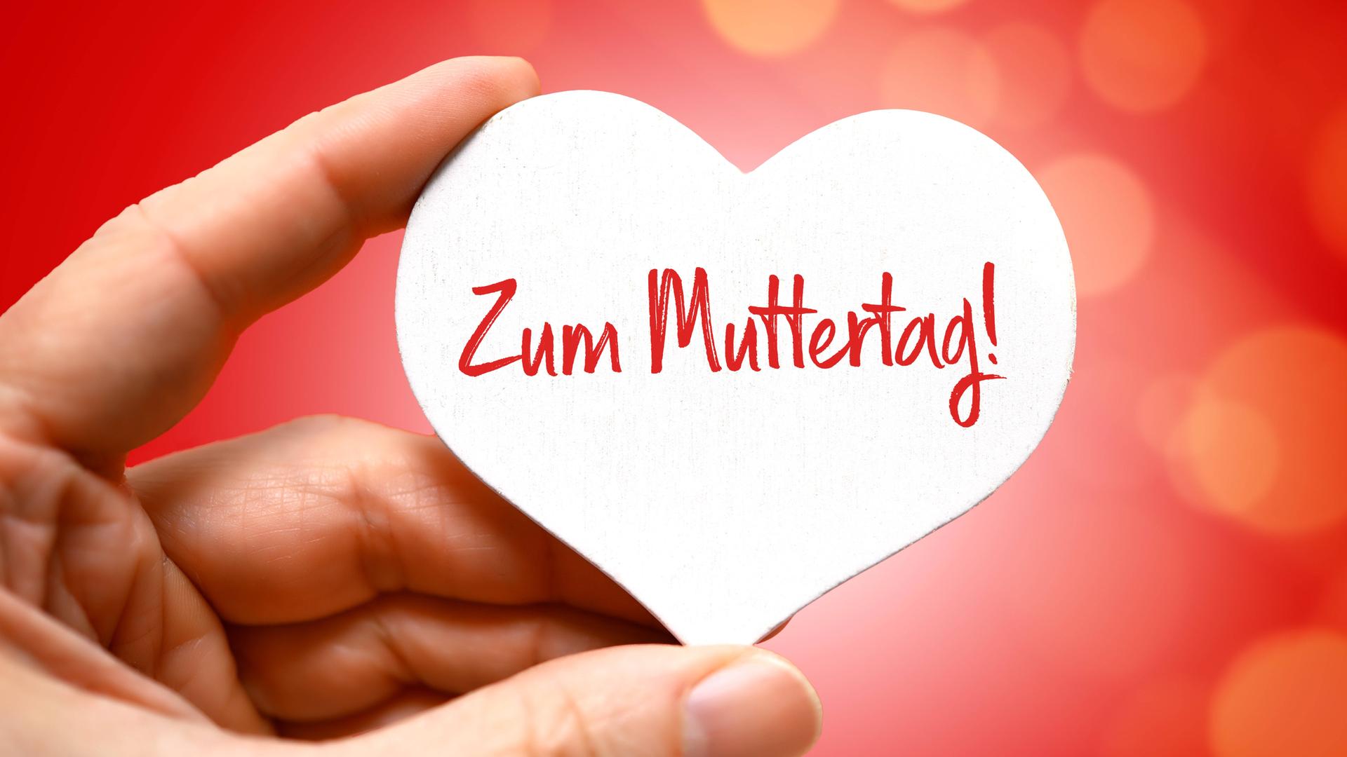 Eine Hand hält ein Herz mit der Aufschrift Zum Muttertag (PHOTOMONTAGE) Eine Hand hält ein Herz mit der Aufschrift Zum Muttertag (PHOTOMONTAGE)