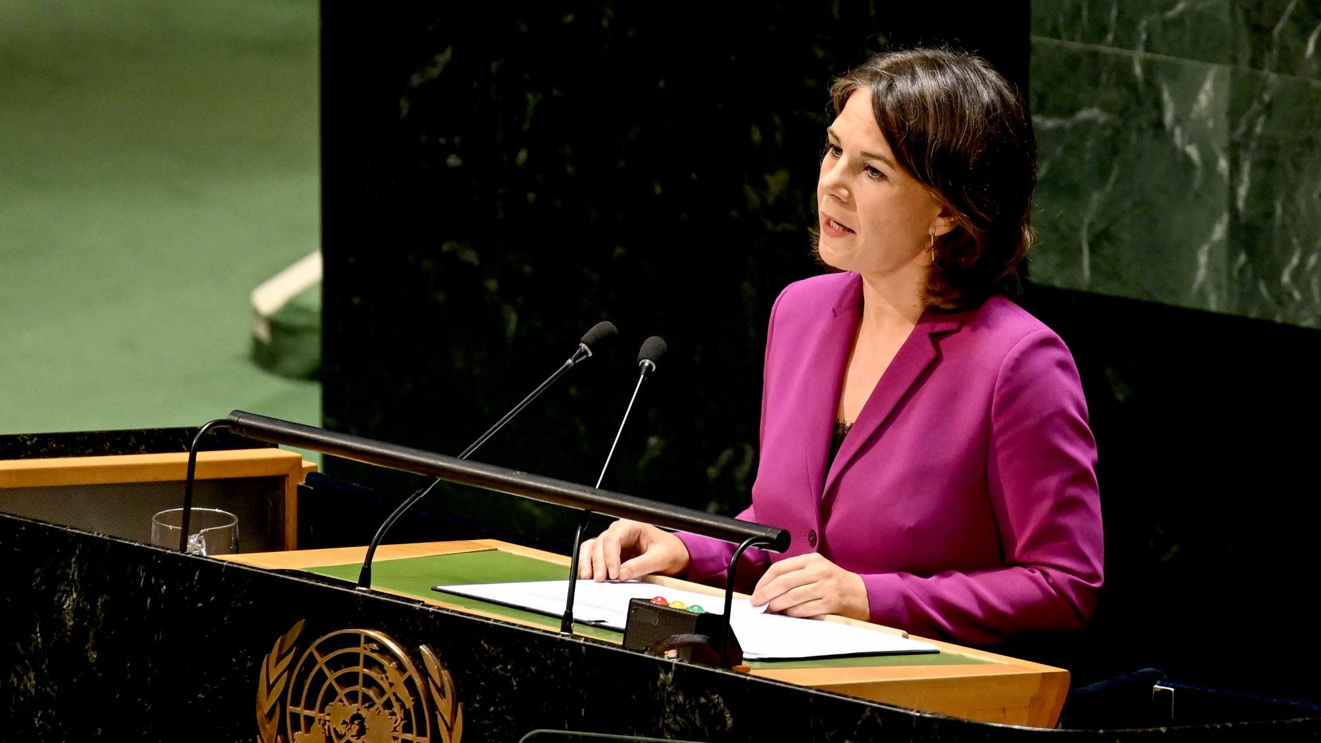 Deutsche Außenministerin Baerbock (Grüne) bei ihrer Rede in der Generaldebatte der Überprüfungskonferenz zum Nuklearen Nichtverbreitungsvertrag der UN.