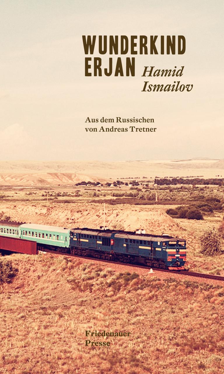 Das Cover des Romans von Hamid Ismailov: „Wunderkind Erjan“. Das Foto auf der Cover zeigt einen Personenzug, der durch eine Steppenlandschaft fährt. Darüber stehen der Name des Autors und der Titel.