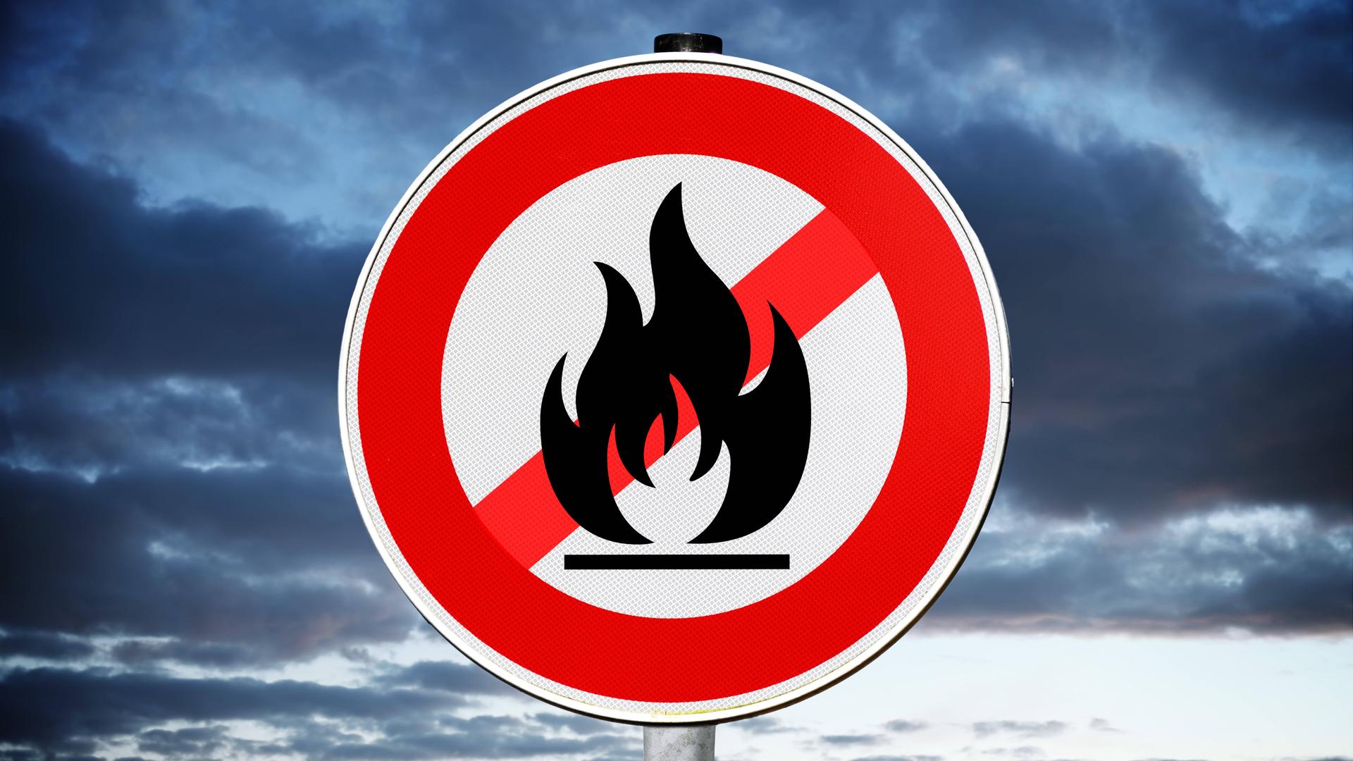 Schild mit durchgestrichener Gasflamme, Symbolfoto Gaskrise und Gasknappheit, Fotomontage Schild mit durchgestrichener Gasflamme, Symbolfoto Gaskrise und Gasknappheit, Fotomontage
