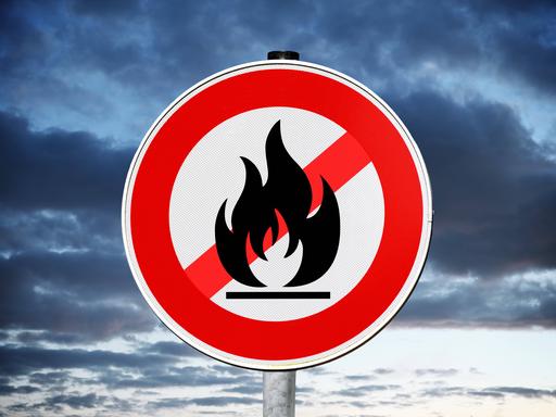 Schild mit durchgestrichener Gasflamme, Symbolfoto Gaskrise und Gasknappheit, Fotomontage