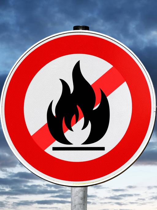 Schild mit durchgestrichener Gasflamme, Symbolfoto Gaskrise und Gasknappheit, Fotomontage