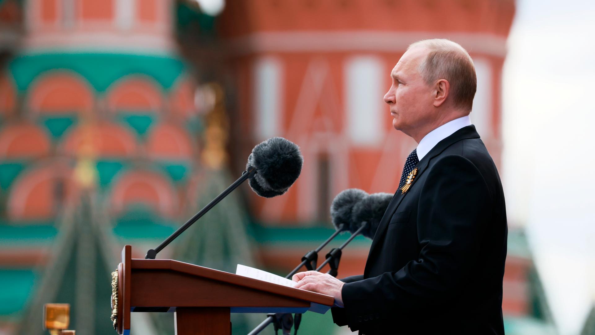 Der russische Präsident Wladimir Putin bei seiner Rede zum "Tag des Sieges" zum 77. Jahrestags des Endes des Zweiten Weltkriegs Der russische Präsident Wladimir Putin bei seiner Rede zum "Tag des Sieges" zum 77. Jahrestags des Endes des Zweiten Weltkriegs
