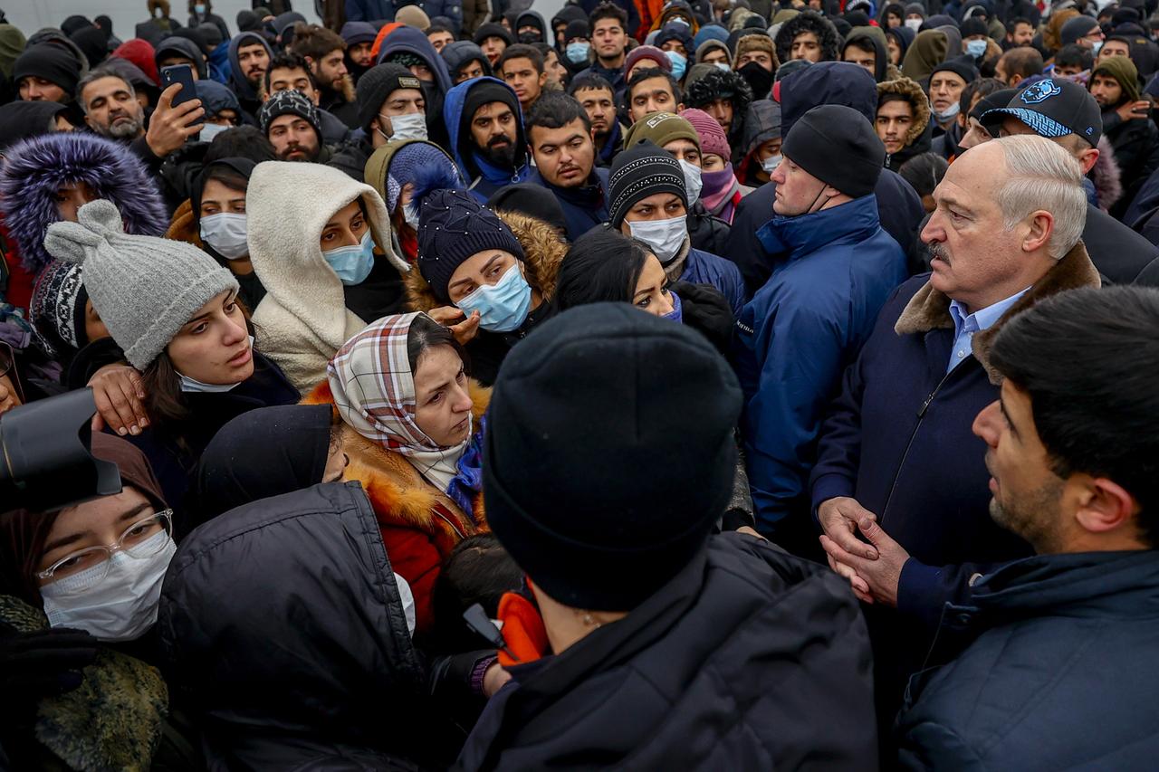Der belarussische Präsident Lukaschenko hat am 26. November 2021 bei einem Besuch eines Flüchtlingslagers an der belarussisch-polnische Grenze an Deutschland appelliert, die Flüchtlinge aufzunehmen. Der belarussische Präsident Lukaschenko hat am 26. November 2021 bei einem Besuch eines Flüchtlingslagers an der belarussisch-polnische Grenze an Deutschland appelliert, die Flüchtlinge aufzunehmen.