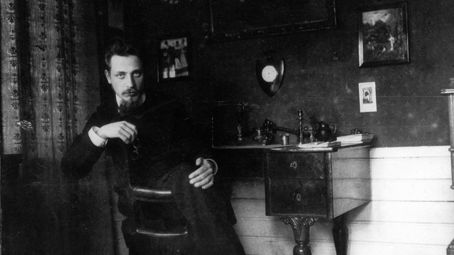 Der Dichter Rainer Maria Rilke sitzt um 1905 auf einem Stuhl in einem Zimmer. Der Dichter Rainer Maria Rilke sitzt um 1905 auf einem Stuhl in einem Zimmer.