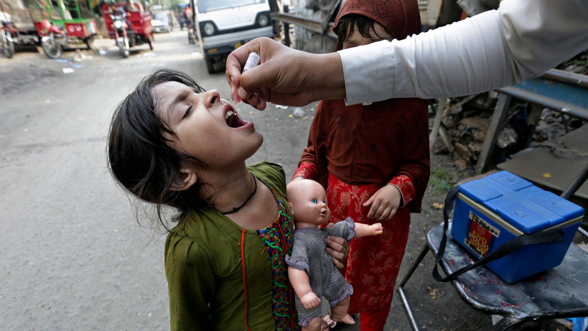 Polio-Impfung eines Mädchens in Lahore, Pakistan