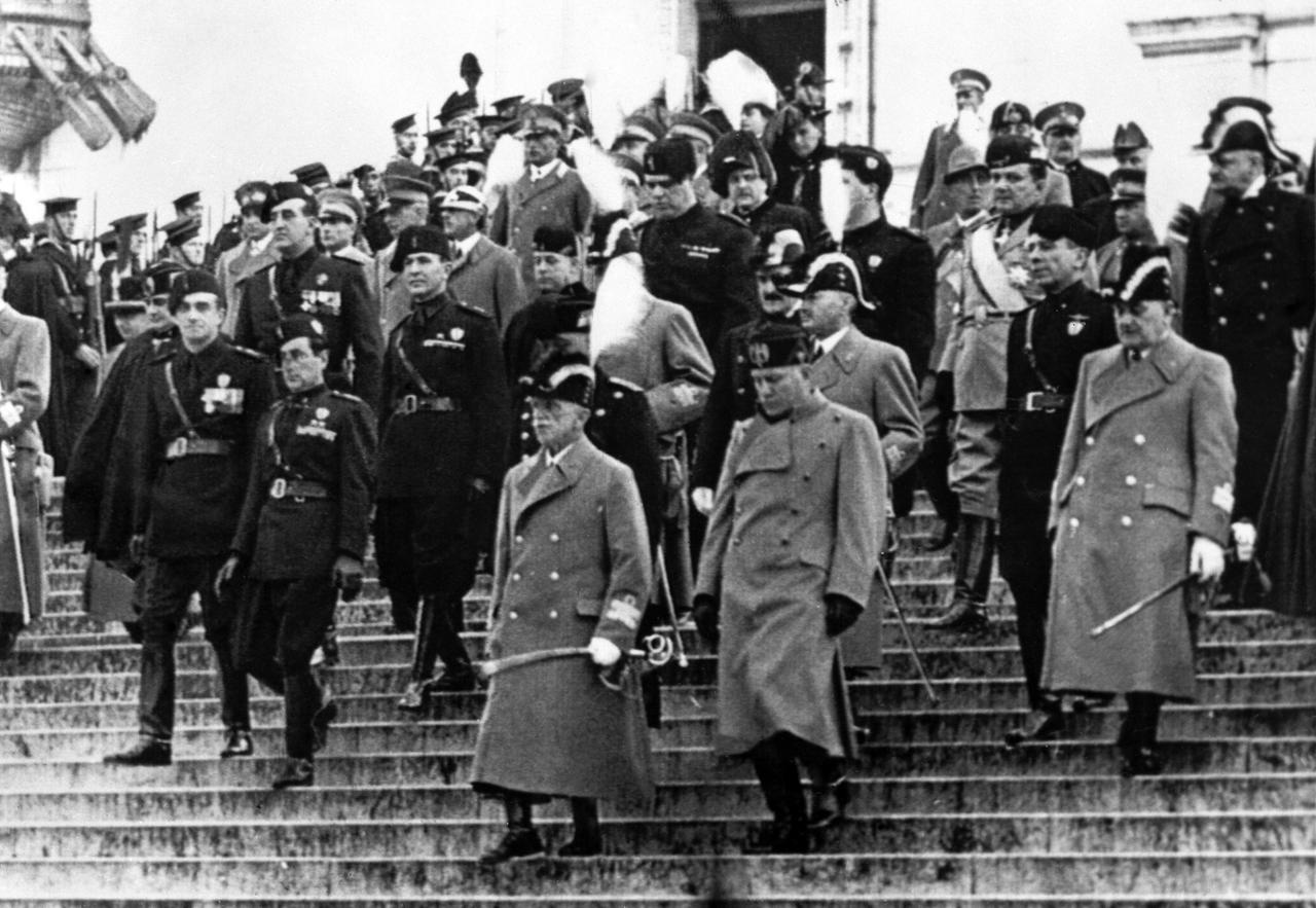 König Vittorio Emmanuele III. neben Mussolini König Vittorio Emmanuele III. neben Mussolini
