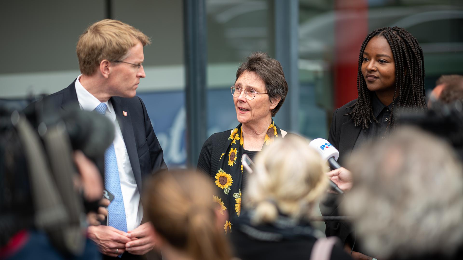 Daniel Günther (CDU), Ministerpräsident von Schleswig-Holstein, Monika Heinold, Spitzenkandidatin von Bündnis 90/Die Grünen zur Landtagswahl in Schleswig-Holstein und Aminata Touré, Spitzenkandidatin von Bündnis 90/Die Grünen zur Landtagswahl in Schleswig-Holstein, geben nach Sondierungsgesprächen beider Parteien ein gemeinsames Statement ab. Daniel Günther (CDU), Ministerpräsident von Schleswig-Holstein, Monika Heinold, Spitzenkandidatin von Bündnis 90/Die Grünen zur Landtagswahl in Schleswig-Holstein und Aminata Touré, Spitzenkandidatin von Bündnis 90/Die Grünen zur Landtagswahl in Schleswig-Holstein, geben nach Sondierungsgesprächen beider Parteien ein gemeinsames Statement ab.