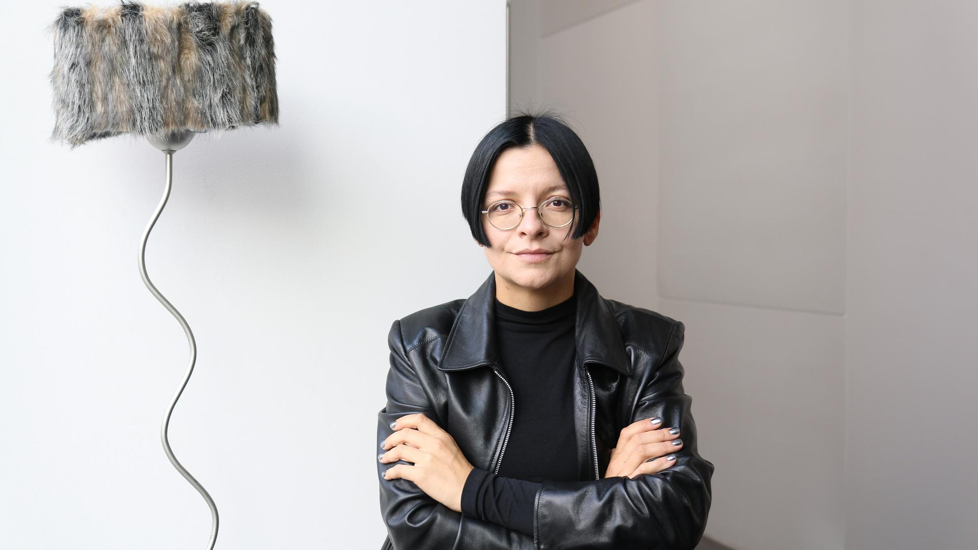 Die Installationskünstlerin Henrike Naumann in schwarzer Lederjacke vor einem ihrer Werke.
Die Installationskünstlerin Henrike Naumann in schwarzer Lederjacke vor einem ihrer Werke.
