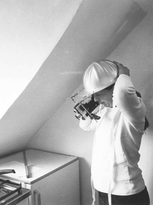 Die Künstlerin Margaret Raspé mit Kamerahelm, 1971