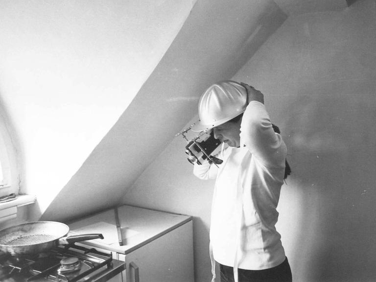 Die Künstlerin Margaret Raspé mit Kamerahelm, 1971