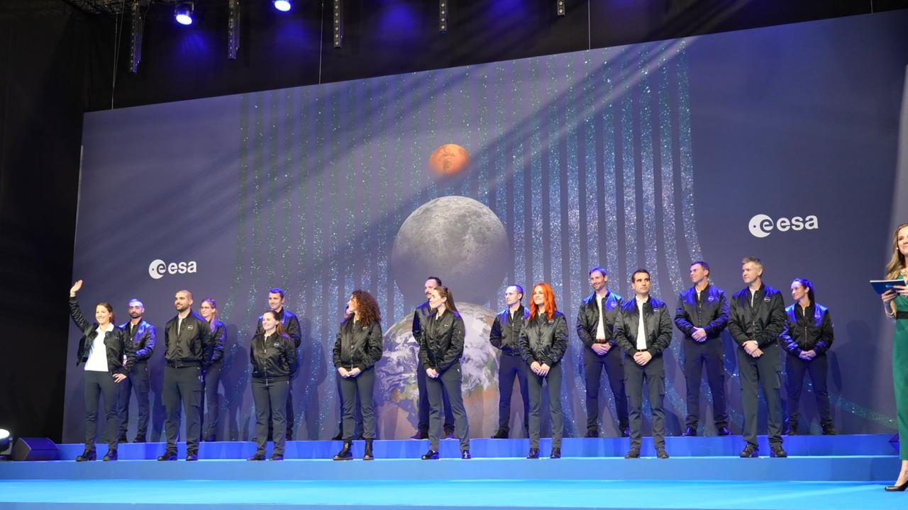 Zu dem neuen Kandidaten und Kandidatinnen der ESA gehören auch Amelie Schoenenwald (hintere Reihe, 4. von links, verdeckt) und Nicola Winter (hintere Reihe, ganz rechts) Zu dem neuen Kandidaten und Kandidatinnen der ESA gehören auch Amelie Schoenenwald (hintere Reihe, 4. von links, verdeckt) und Nicola Winter (hintere Reihe, ganz rechts)