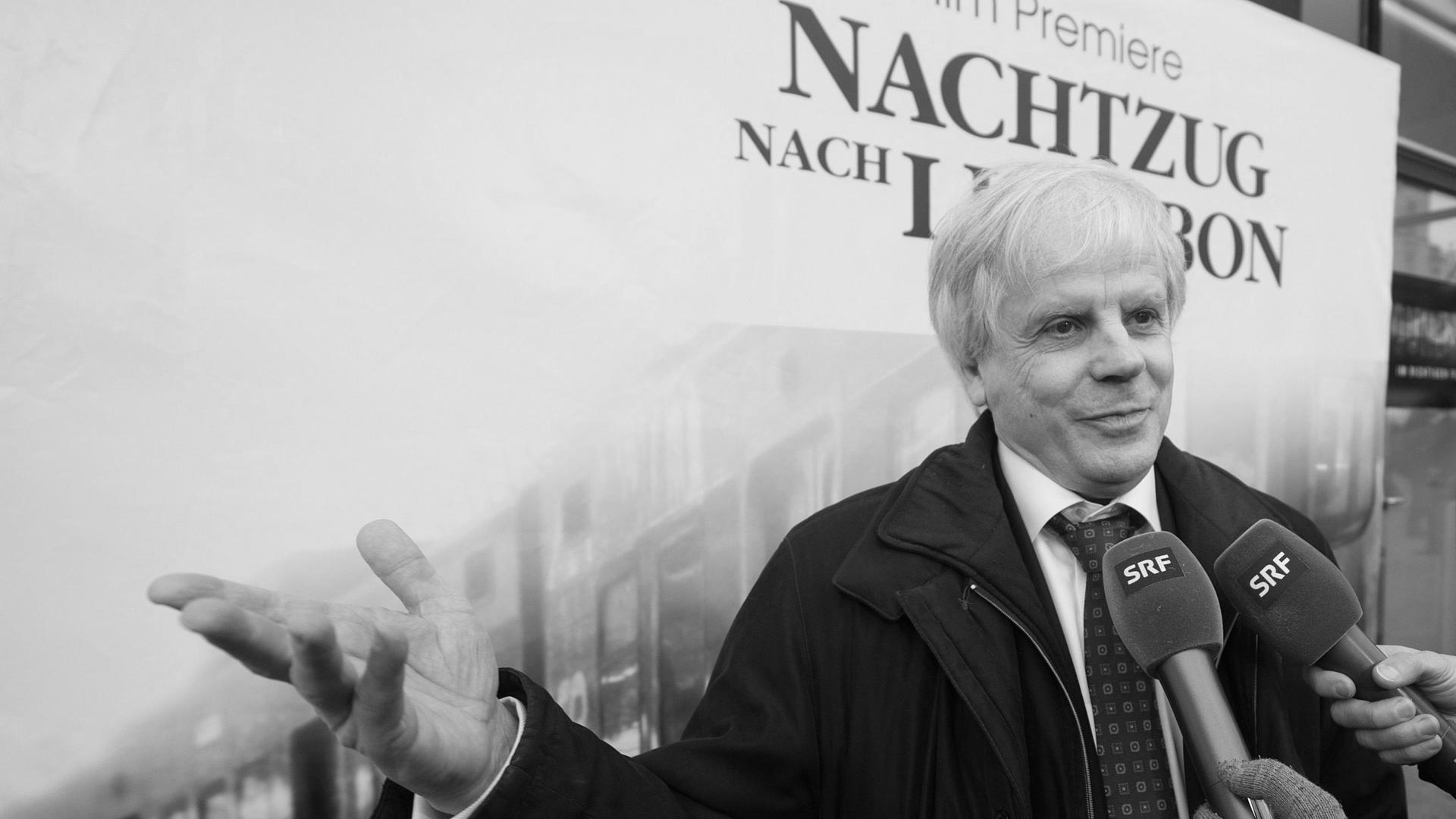 Schweiz, Bern: Der Schweizer Schriftsteller Peter Bieri alias Pascal Mercier auf dem roten Teppich vor der Filmpremiere "Nachtzug nach Lissabon". Schweiz, Bern: Der Schweizer Schriftsteller Peter Bieri alias Pascal Mercier auf dem roten Teppich vor der Filmpremiere "Nachtzug nach Lissabon".