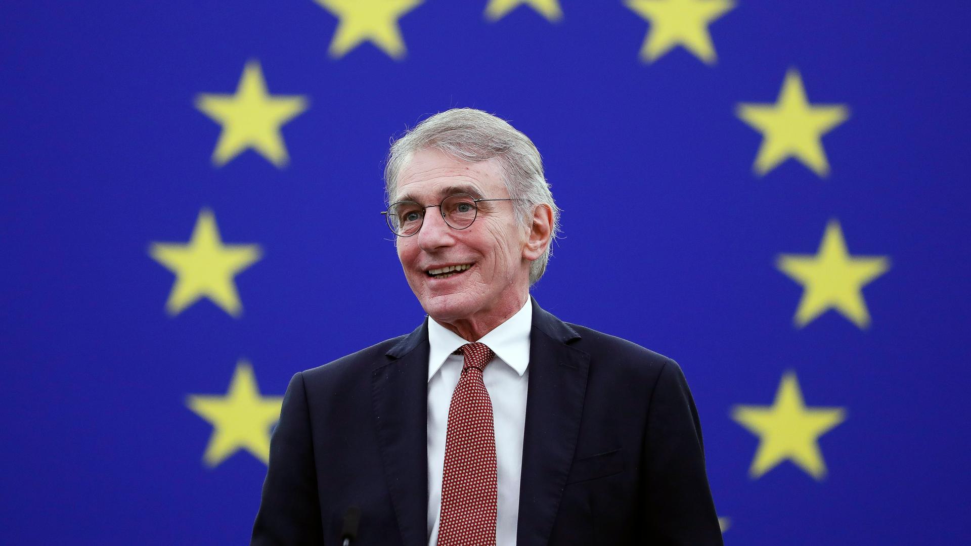 Das Bild zeigt EU-Parlamentspräsident David Sassoli im Dezember 2021. Er steht vor eine Fahne von der EU. Das Bild zeigt EU-Parlamentspräsident David Sassoli im Dezember 2021. Er steht vor eine Fahne von der EU.