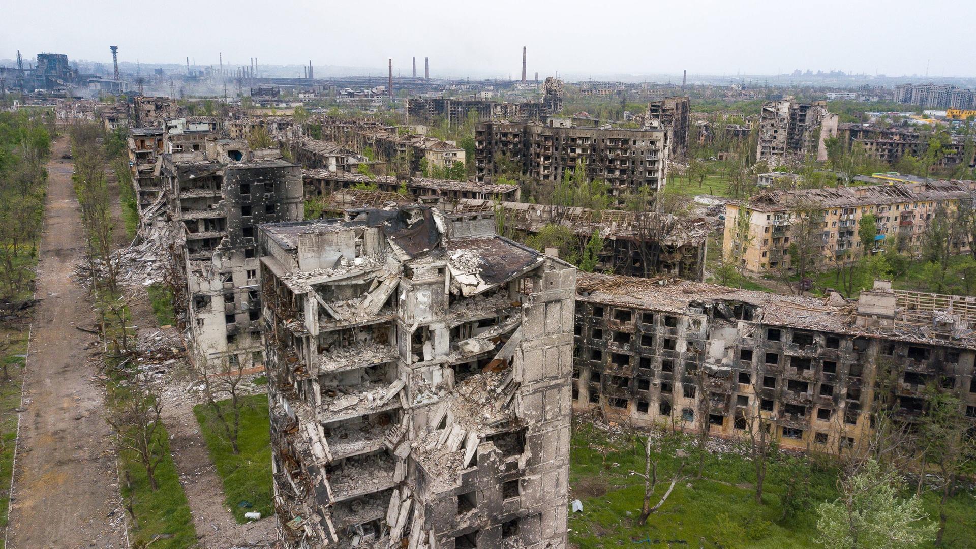 Schwarz verkohlte und zerstörte Wohnhäuser in der ukrainischen Stadt Mariupol.