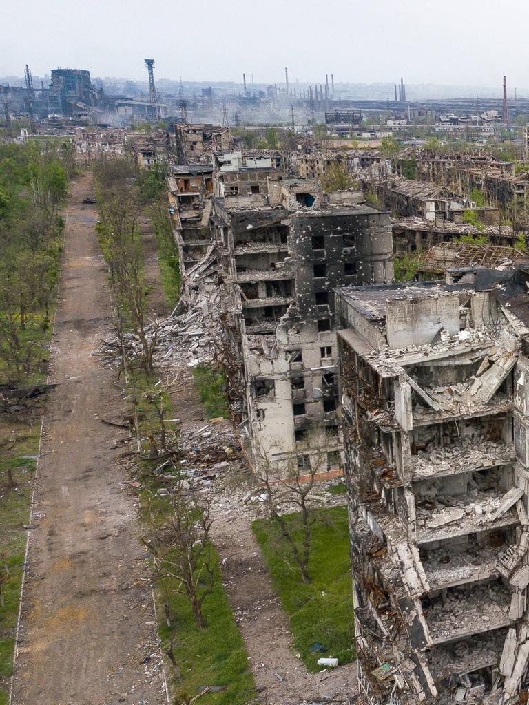 Schwarz verkohlte und zerstörte Wohnhäuser in der ukrainischen Stadt Mariupol.