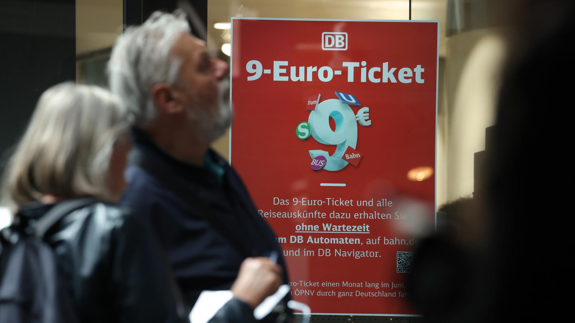 Ein Schild verkündet das neue 9-Euro-Monatsticket der Deutschen Bahn am Hauptbahnhof in Berlin. Ein Schild verkündet das neue 9-Euro-Monatsticket der Deutschen Bahn am Hauptbahnhof in Berlin.