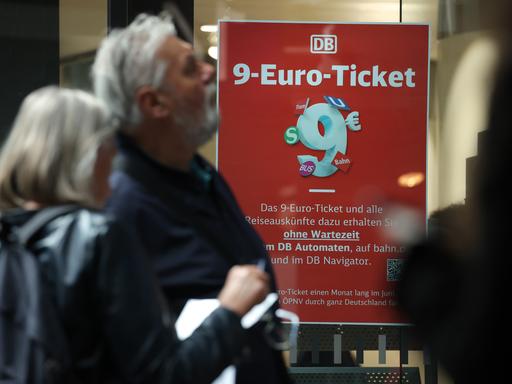 Ein Schild verkündet das neue 9-Euro-Monatsticket der Deutschen Bahn am Hauptbahnhof in Berlin.