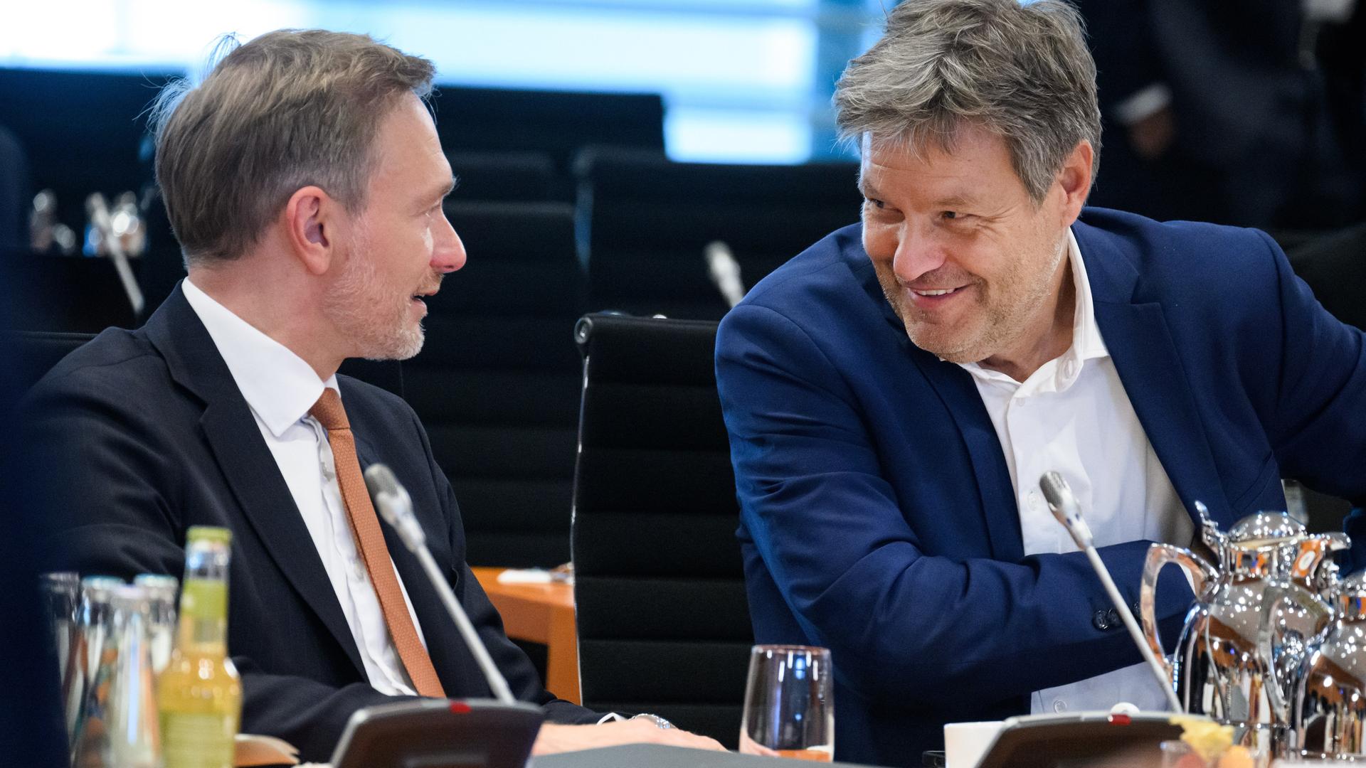 Christian Lindner und Robert Habeck sprechen im Bundestag freundschaftlich miteinander.