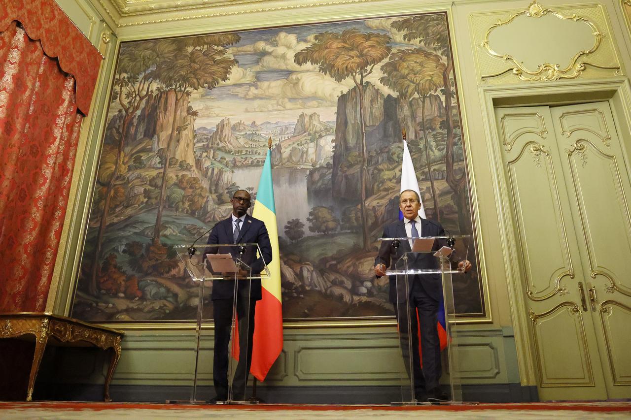 Russlands Außenminister Lawrow und sein Malischer Amtskollege Abdoulaye Diop stehen bei einer Pressekonferenz Russlands Außenminister Lawrow und sein Malischer Amtskollege Abdoulaye Diop stehen bei einer Pressekonferenz