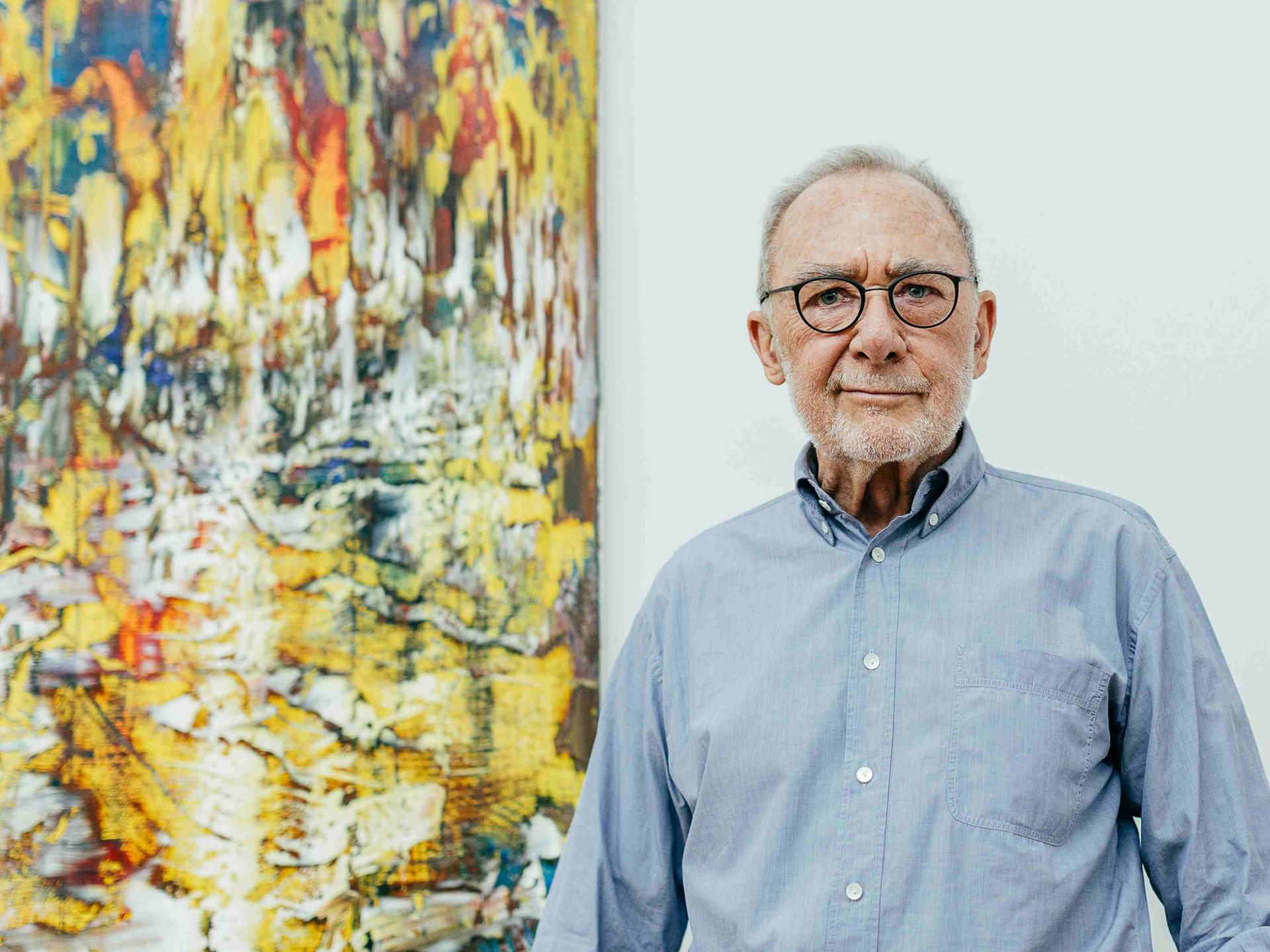 Gerhard Richter steht neben einem seiner Werke in einer Ausstellung in Dresden 2017.