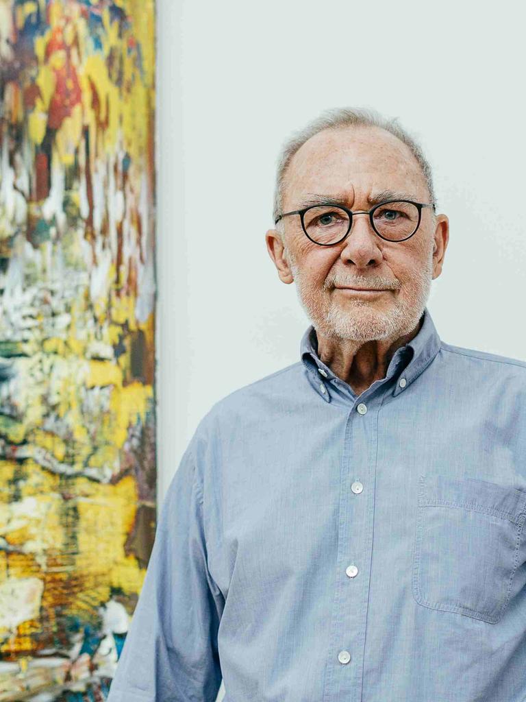 Gerhard Richter steht neben einem seiner Werke in einer Ausstellung in Dresden 2017.