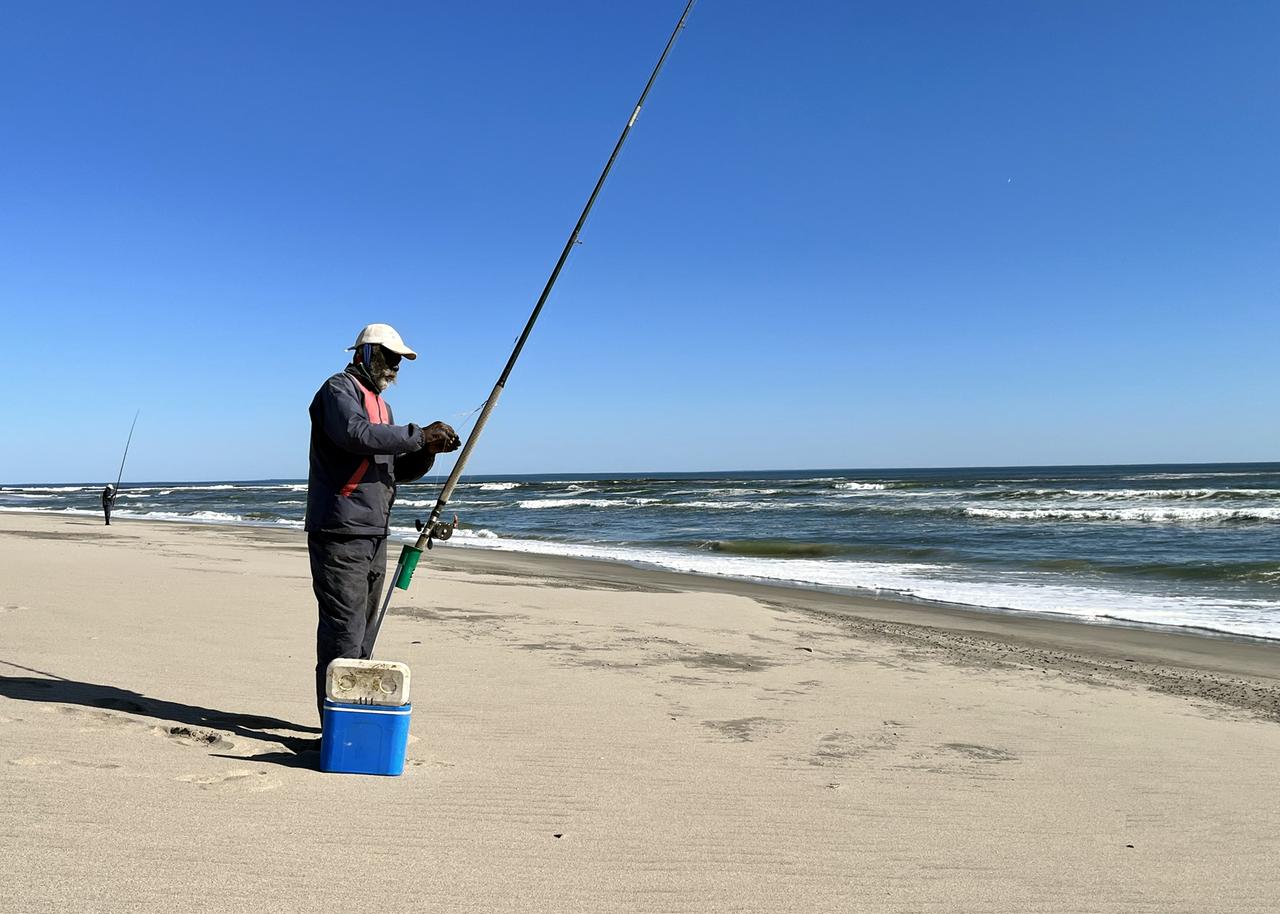 Der Fischer Samuel Johannes angelt am Strand. Der Fischer Samuel Johannes angelt am Strand.