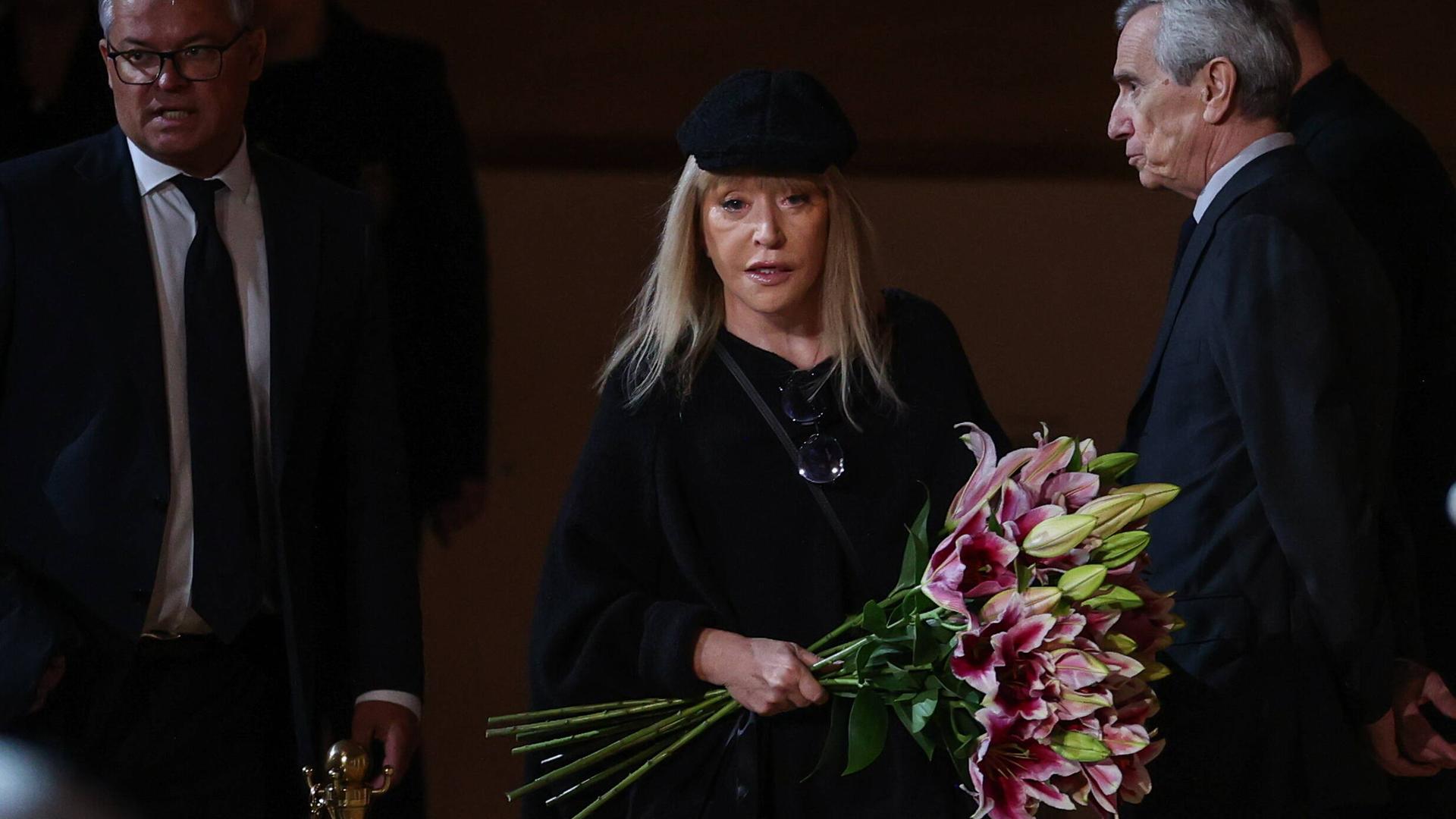Die Sängerin Alla Pugatschowa mit einem Bouquet Blumen bei der Trauerfeier für den ehemaligen sowjetischen Präsidenten Michail Gorbatschow in der Säulenhalle des Hauses der Gewerkschaften in Moskau. Die Sängerin Alla Pugatschowa mit einem Bouquet Blumen bei der Trauerfeier für den ehemaligen sowjetischen Präsidenten Michail Gorbatschow in der Säulenhalle des Hauses der Gewerkschaften in Moskau.