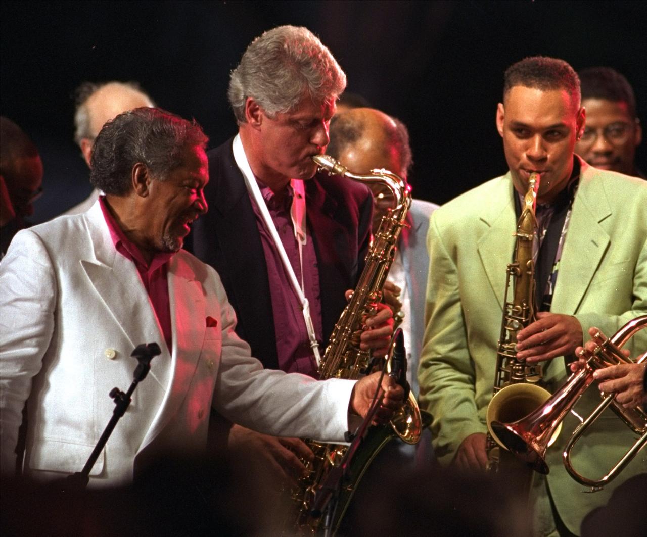 Der Jazzsaxofonist Illinois Jacquet (l.) bei einem Auftritt mit dem damaligen US-Präsidenten Bill Clinton (M.) und Joshua Redman am 18. Juni 1993 auf dem Newport Jazz Festival