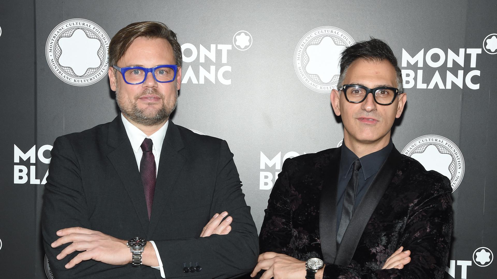 Till Fellrath (li.) und Sam Bardaouil blicken in die Kamera während eines Empfangs. Till Fellrath (li.) und Sam Bardaouil blicken in die Kamera während eines Empfangs.
