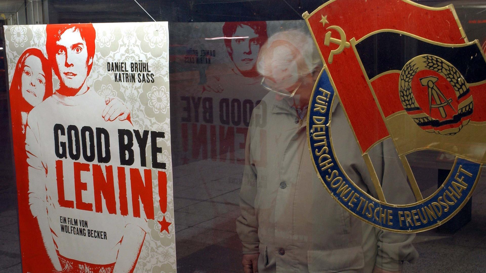 In einem Schaukasten des Kinos International an der Karl-Marx-Allee in Berlin, wirbt im Februar 2003 ein Plakat für den Film "Good Bye, Lenin!".
