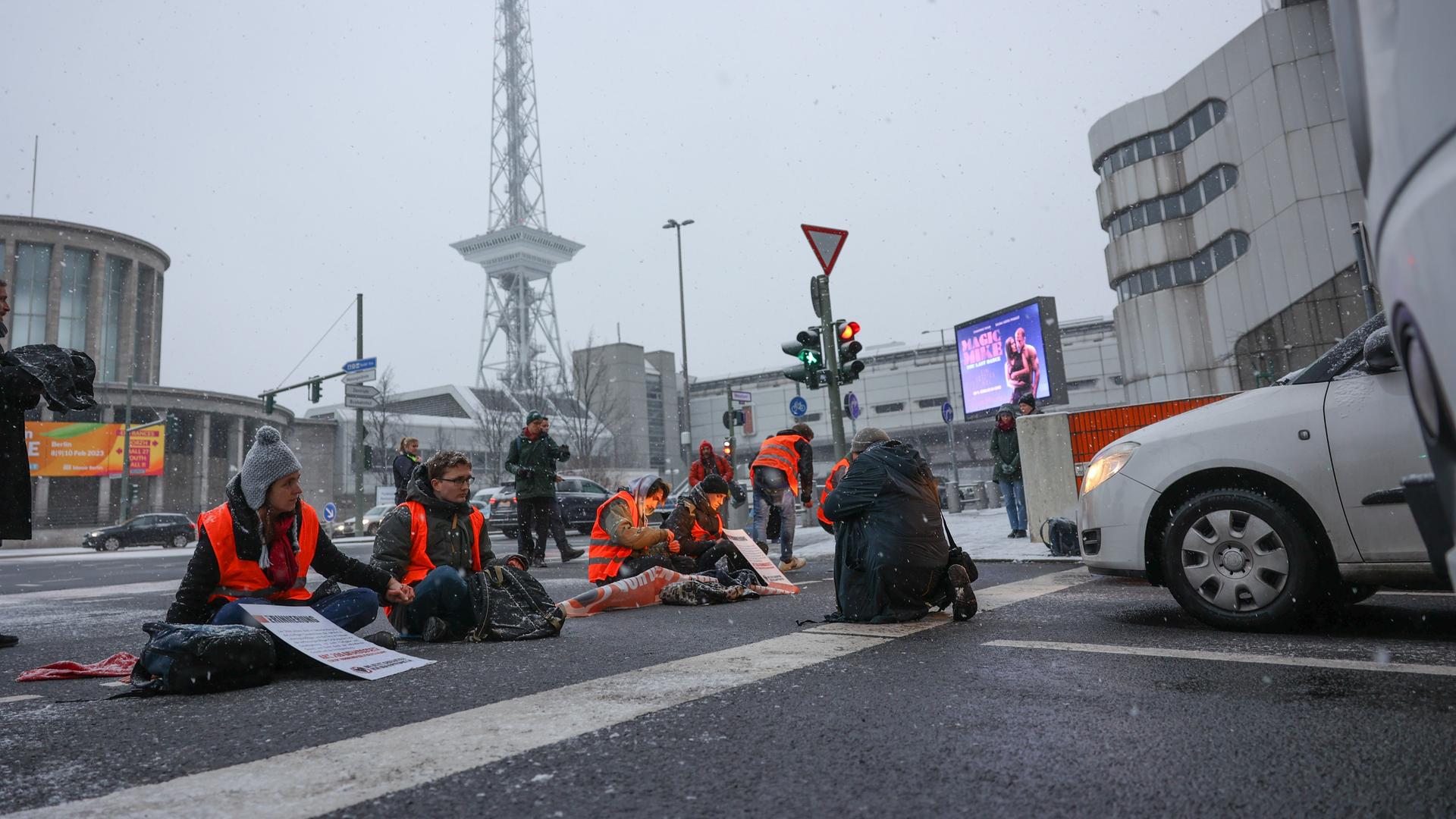 "Letzte Generation" - Klimaschutz-Aktivisten Blockieren Erneut Straßen ...