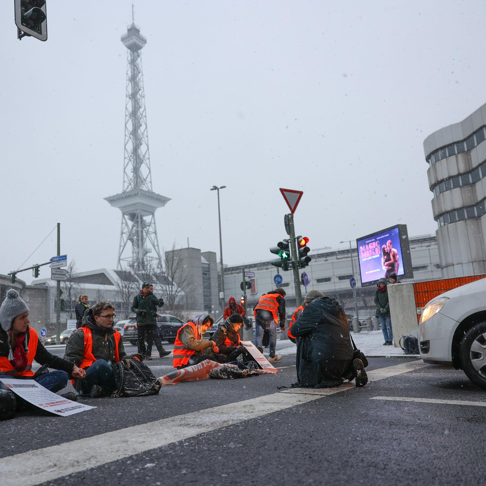 Berlin: An der Autobahnausfahrt A100 und A115 haben sich gegen am Morgen mehrere Aktivisten der letzten Generation festgeklebt. 