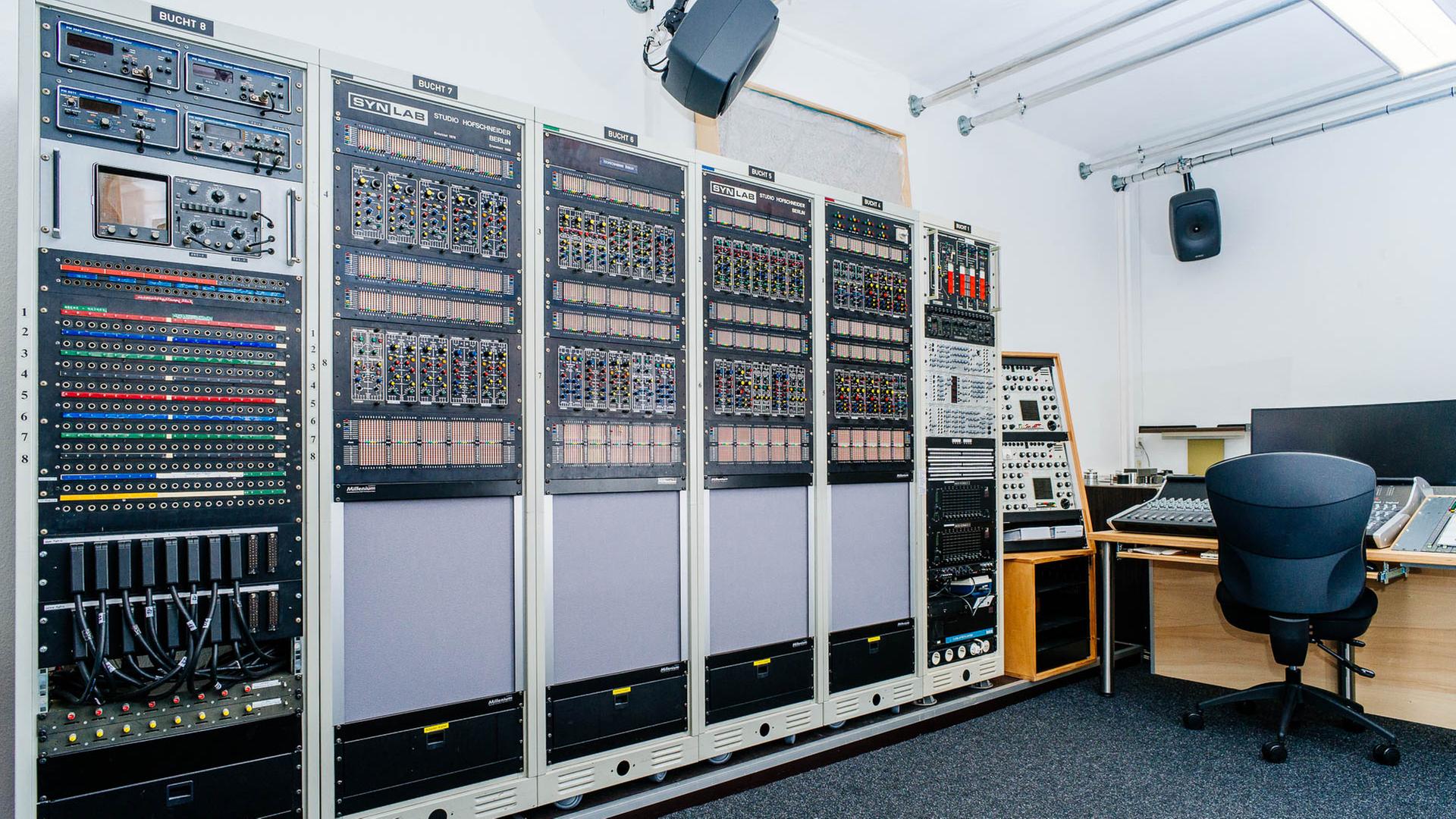 Die elektronischen Module des Synlab mit ihren Hunderten von Knöpfen decken eine ganze Wand ab. Die elektronischen Module des Synlab mit ihren Hunderten von Knöpfen decken eine ganze Wand ab.