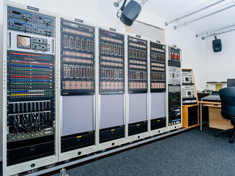Die elektronischen Module des Synlab mit ihren Hunderten von Knöpfen decken eine ganze Wand ab.