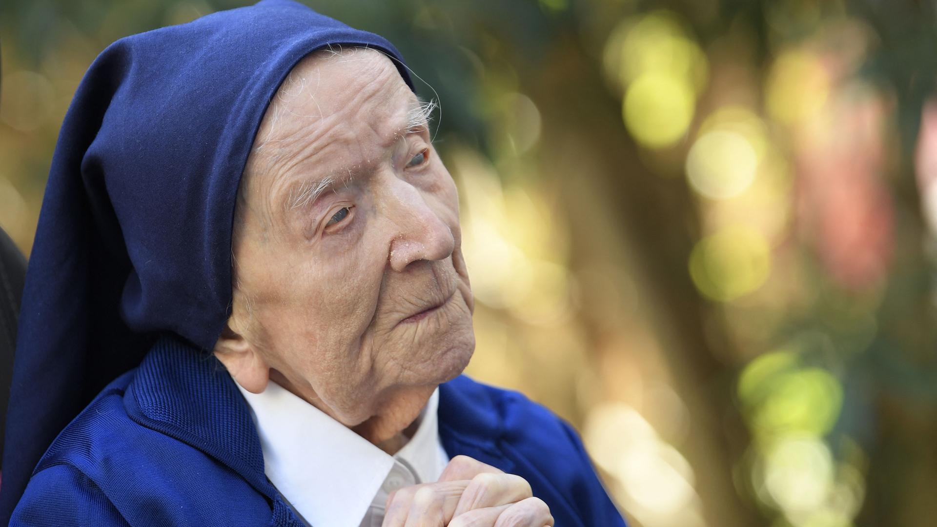 Das ist Schwester André. Sie ist mit 118 Jahren gestorben. Auf dem Bild betet sie. 