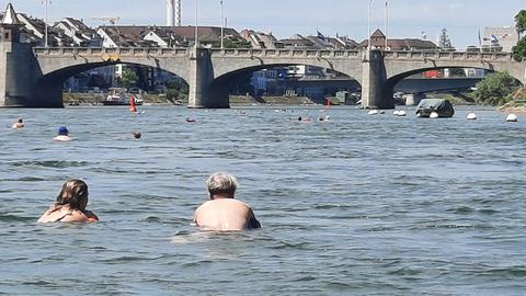 Flussschwimmer im Rhein in Basel