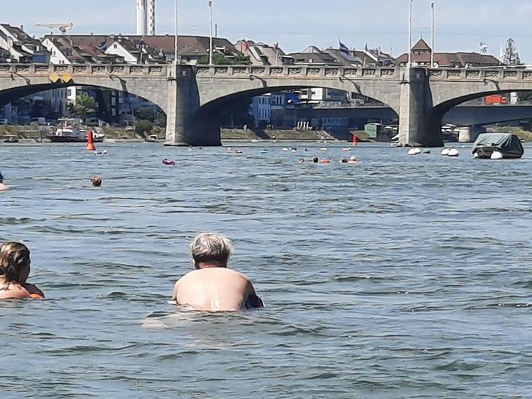 Flussschwimmer im Rhein in Basel