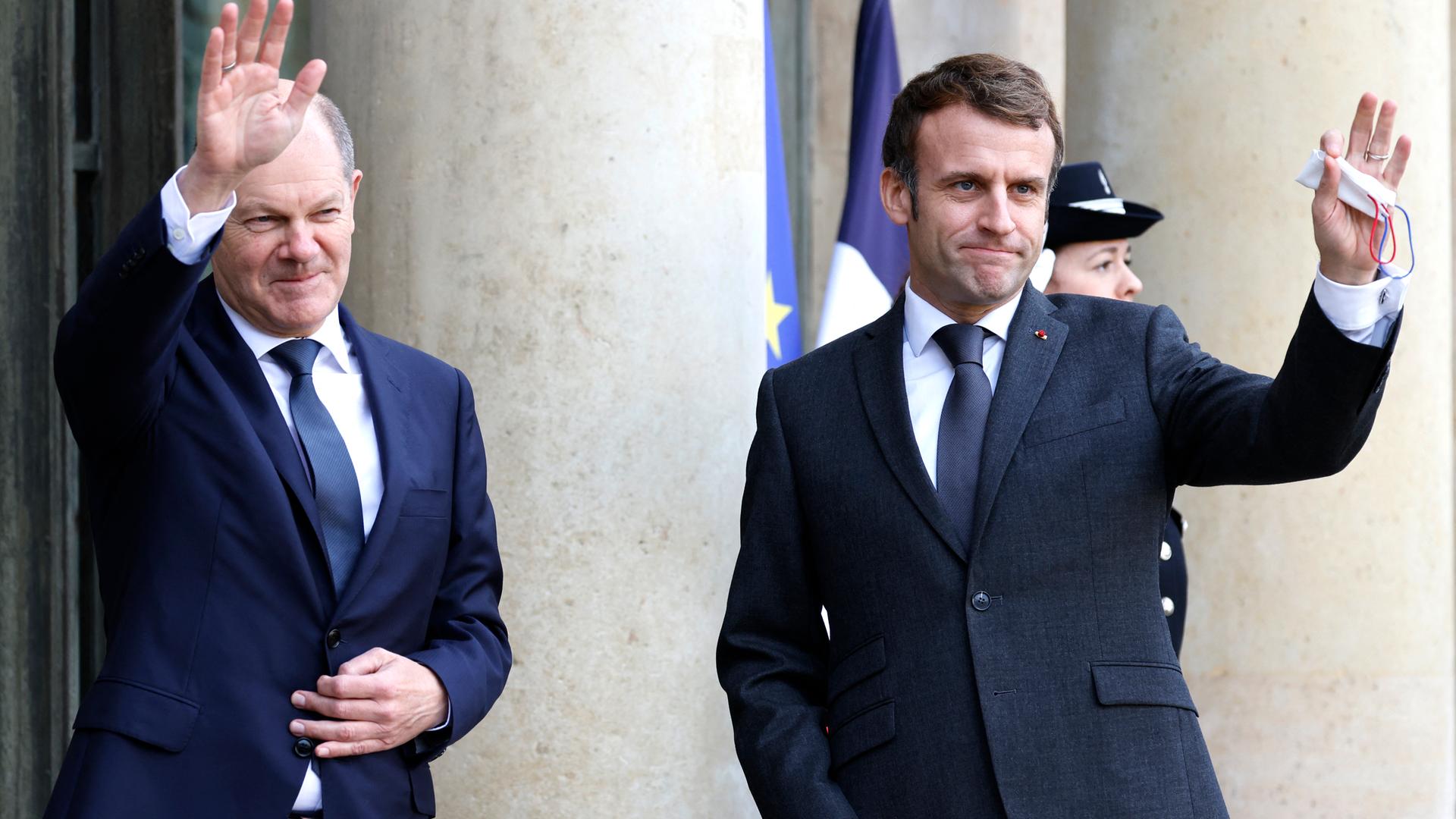 Bundeskanzler Olaf Scholz bei seinem Antrittsbesuch bei Frankreichs Staatschef Emmanuel Macron in Paris Bundeskanzler Olaf Scholz bei seinem Antrittsbesuch bei Frankreichs Staatschef Emmanuel Macron in Paris