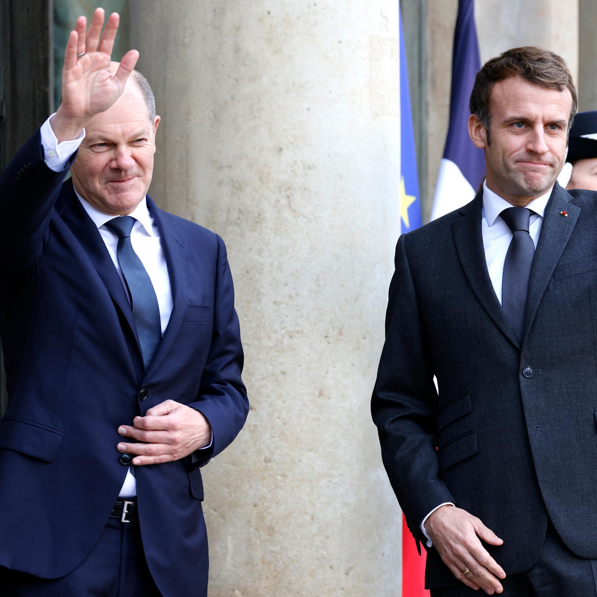 Bundeskanzler Olaf Scholz bei seinem Antrittsbesuch bei Frankreichs Staatschef Emmanuel Macron in Paris