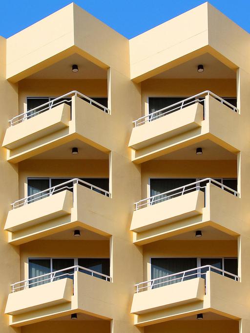 Mietshaus mit kleinen, monotones Apartments mit Balkon, Computergraphik