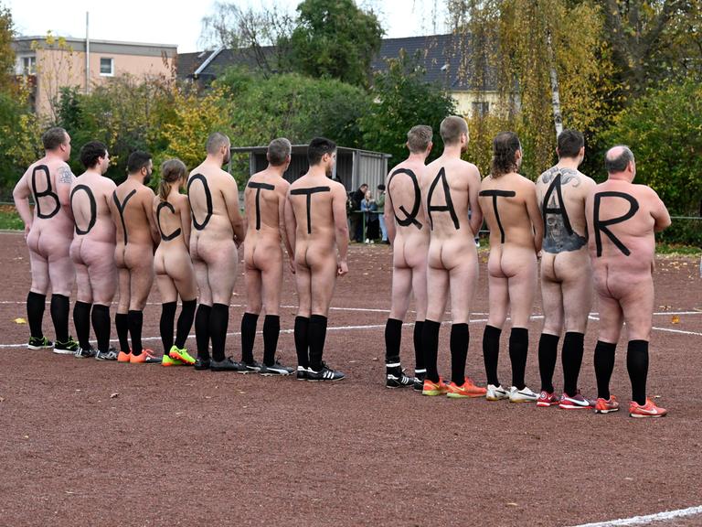 Spieler der deutschen NACKtionalmannschaft lassen sich nackt vor dem Spiel gegen die Ballfreude Bergeborbeck als Protest gegen die Fußball-WM 2022 in Katar fotografieren. Auf den nackten Rücken steht "Boycott Quatar". 