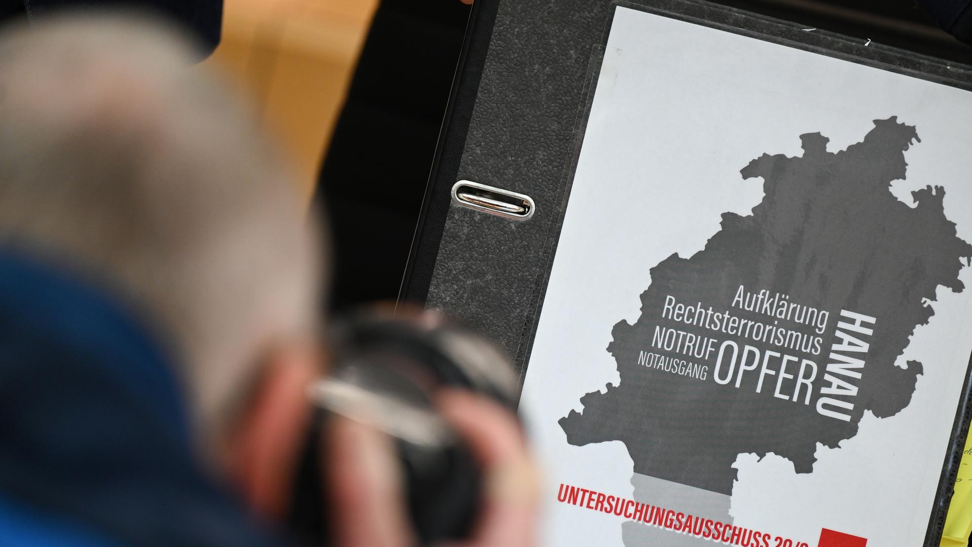 Ein Aktenordner mit der Aufschrift "Aufklärung Rechtsterrorismus Notruf Notausgang Opfer Hanau Untersuchungsausschuss 20/2" liegt beim Auftakt des Untersuchungsausschusses zum rassistischen Anschlag von Hanau 2020 auf dem Platz einer SPD-Abgeordneten. Ein Aktenordner mit der Aufschrift "Aufklärung Rechtsterrorismus Notruf Notausgang Opfer Hanau Untersuchungsausschuss 20/2" liegt beim Auftakt des Untersuchungsausschusses zum rassistischen Anschlag von Hanau 2020 auf dem Platz einer SPD-Abgeordneten.