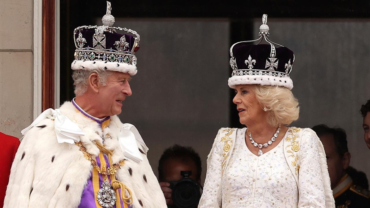 König Charles der 3. und Königin Camilla nach der Krönung auf dem Balkon im Buckingham Palast in London