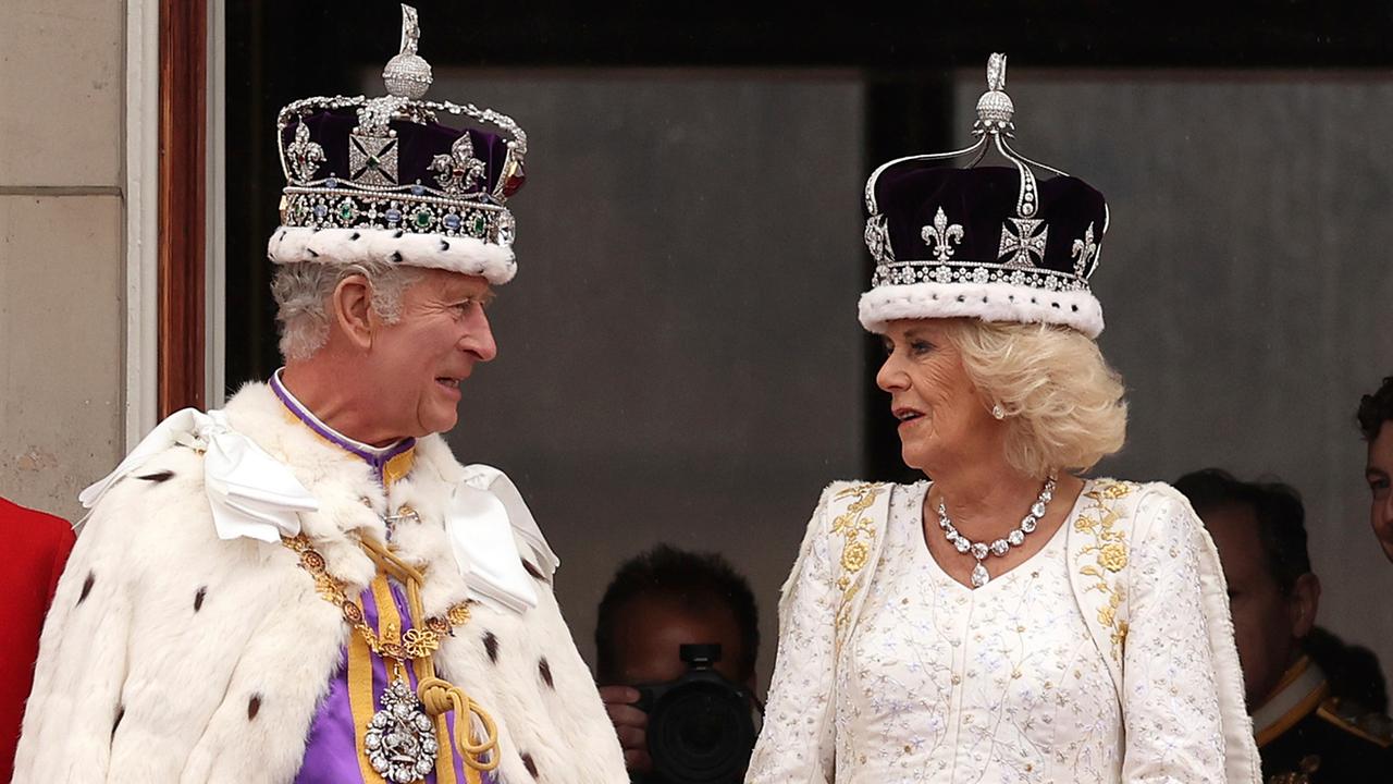 König Charles III. und Königin Camilla nach der Krönung auf dem Balkon des Buckingham Palasts in London König Charles III. und Königin Camilla nach der Krönung auf dem Balkon des Buckingham Palasts in London