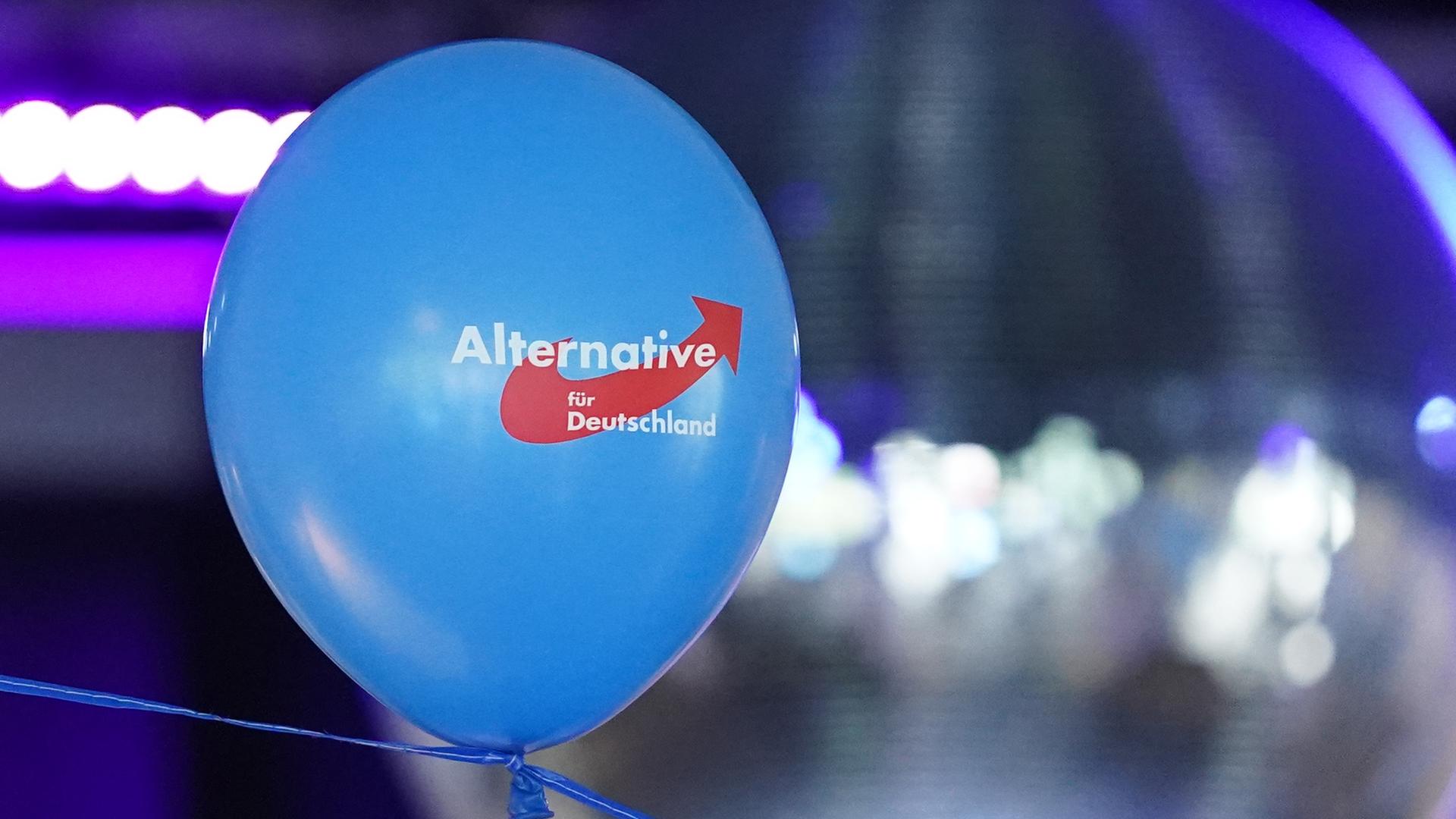 Ein blauer Luftballon mit AfD-Logo.