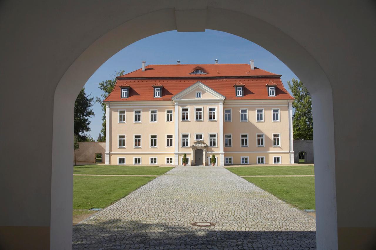 Schloss Ammelshain bei Brandis, Blick durch das Torhaus, Sachsen, Deutschland, Europa