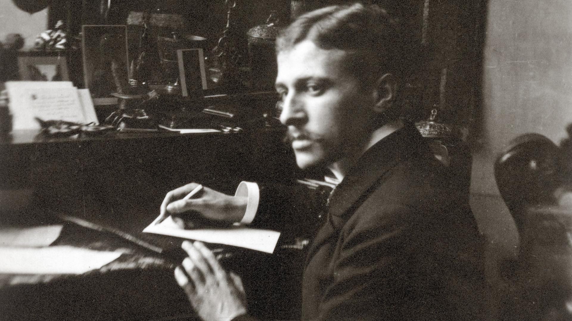 Der österreichische Schriftsteller Hugo von Hofmannsthal bei der Arbeit, um 1910.