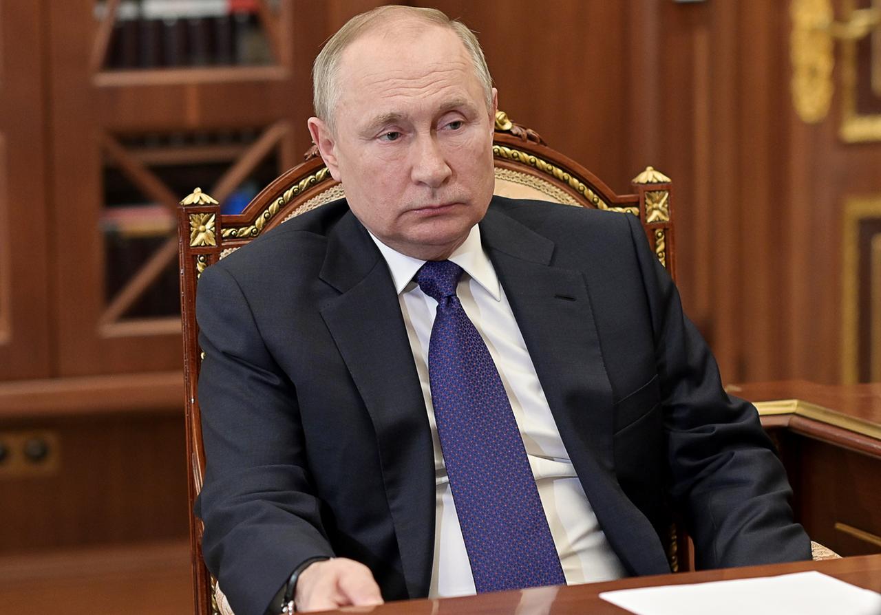 Russlands Präsident Wladimir Putin sitzt an einem Tisch