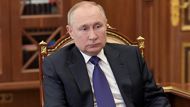 Der russische Präsident Putin sitzt an einem Schreibtisch.